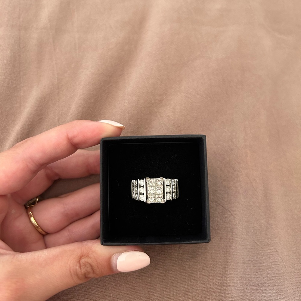 14K White Gold Elegant Diamond Ring